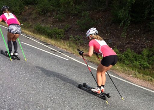 Kilpasarjalaisilla kaikilla sama väline ja kuntosarjslsisilla sääntökirja ei ole niin tiukka. Tyyli on perinteinen.