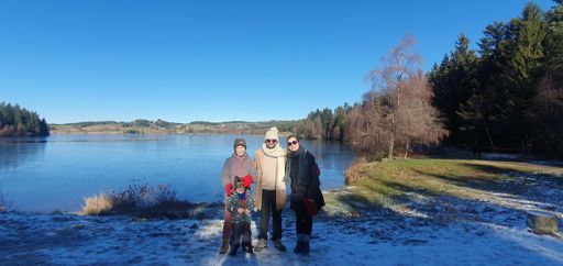 Au bord du lac . Sylvie Samanta Mathieu et Adele