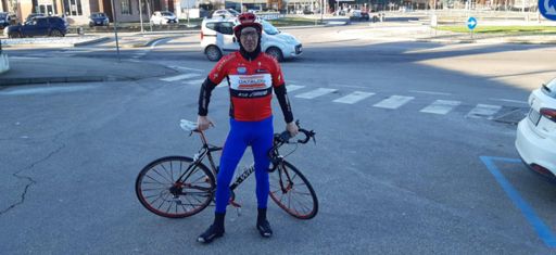 Io a fine giro davanti al posto di lavoro a salutare amico / collega.