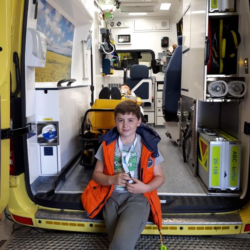 Het trio is compleet, Jasper (nèt) in een ambulance