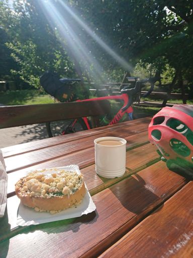 Erster Kaffee in Warthe von der Landbäckerei. Der Ort hat außerdem drei Imker und einen Dorfbackofen, der jetzt leider seltener in Benutzung ist - der eine Betreiber verstorben und der Kneipenwirt hat Krebs. 😕