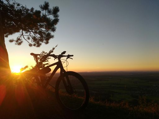 die Sonne versinkt im Schwarzwald, Blick von der Abbruchkante am Oberhohenberg