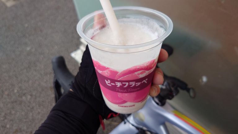 本日のご褒美♪　気温はまだいいけど湿度が高くて汗だく、Edge1040は水分損失1.5Lと言うし、ずっと深部体温が高めだったしで、桃パフェの代わりにピーチフラッペ😋