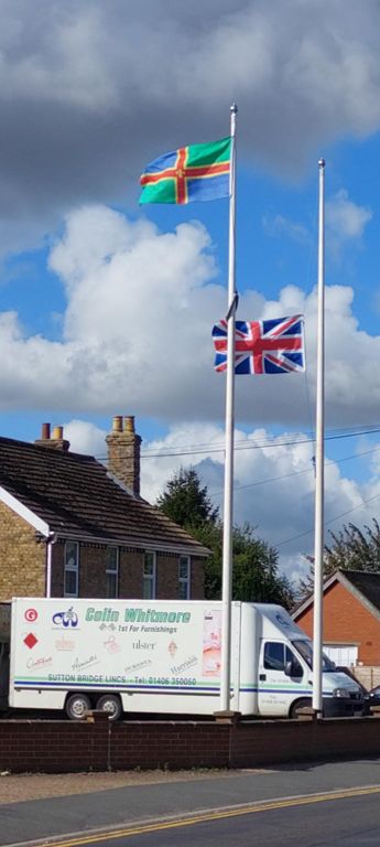 Flag of Lincolnshire  and Union Jack being flown by Colin Whitmore furniture shop in Sutton Bridge.  https://en.wikipedia.org/wiki/Flag_of_Lincolnshire & https://www.colinwhitmore.co.uk