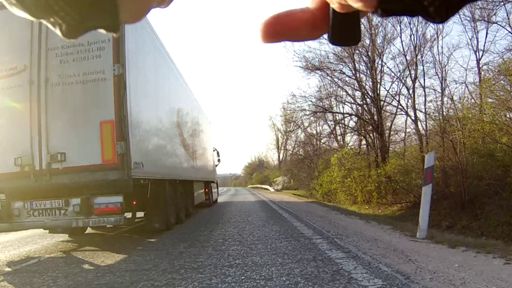 Elég ijesztő közel 60-nál könyökölve amikor megelőz egy kamion. Pedig hagyott helyet bőven, így kéne mindig. Inkább kifogtam a lejtőkön.