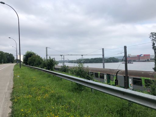 Collégiale au loin et train qui passe.