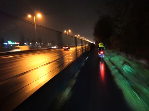 Gleichberechtigung? Autobahn, 3 spurig, mind. 15m breit vs Radweg <1,5m.....Wenigstens Asphalt.