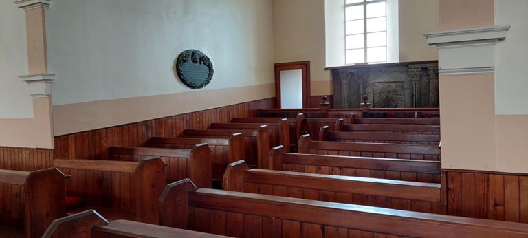 Plaque to the Queen Mother who prayed at this church when staying at Castle of Mey, 1959-2001.