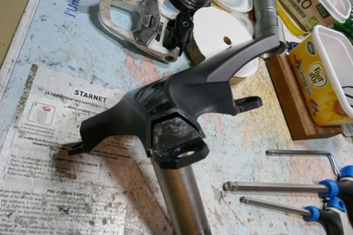 dégradation de la carcasse de droite. Visible uniquement après démontage complet.