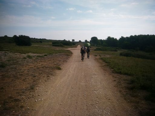 Autour d'11h15 sur la chaîne de Lançon, avant la descente sur La Fare, tjrs à bloc dans un groupe de tête réduit à 6.