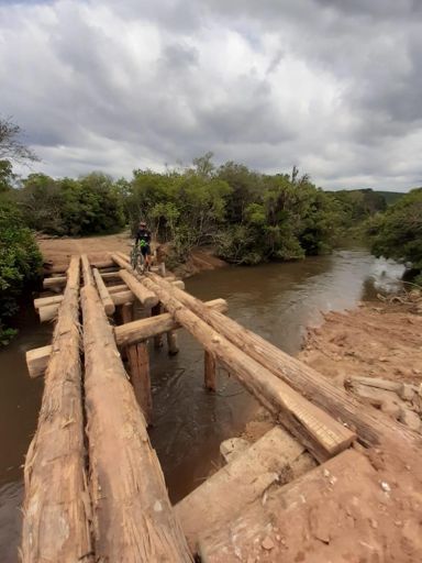 Ponte em manutenção sobre o Rio Negro, divisa entre Paraná e Santa Catarina