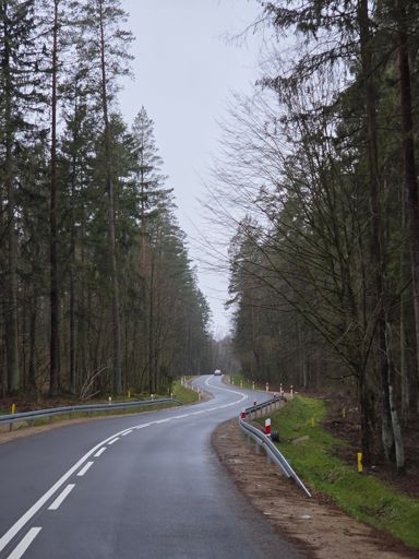 Kawałek nowego asfaltu do Karczmiska, niestety nie łączy się z asfaltem w Oleszkowie