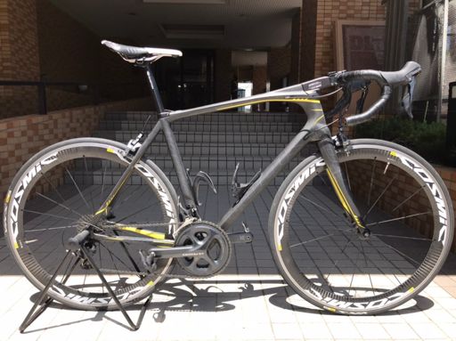 売ります。

Look675　Mサイズ53
コンポ：アルテグラ11s（ペダルもアルテグラ）
ホイール：Mavic Cosmic SLS
シートポスト、ハンドル：Easton　EA50
サドル：フィジークANTARES（端に切れあり）
値段：25万円
ショップで新品を55万円で購入した。
大会で数回乗ったのと立ちコケあり。