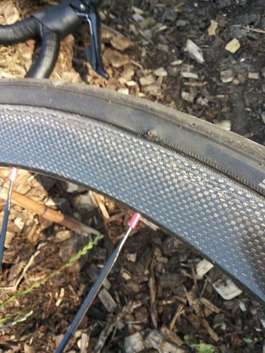 Voorband is ook niet koosjer zo te zien.