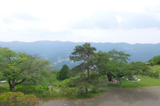 美の山山頂展望台から登谷山・皇鈴山・大霧山方面