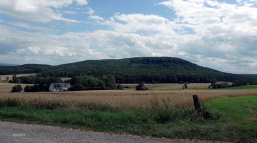 The Hengstberg and to the left the Kronenberg where the Alte Niedeck is situated