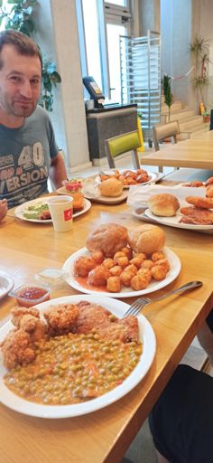 Śniadanie :) Każdy miał po 2 talerze żarcia. 