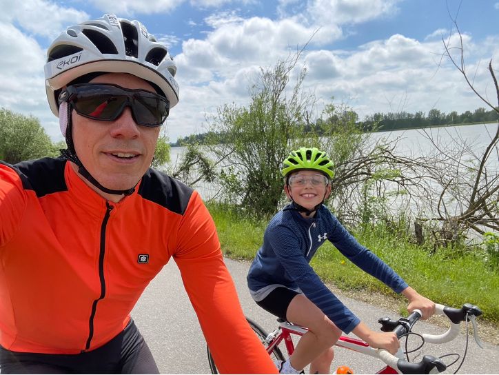 Xandi auf dem etwas zu großen Rennrad