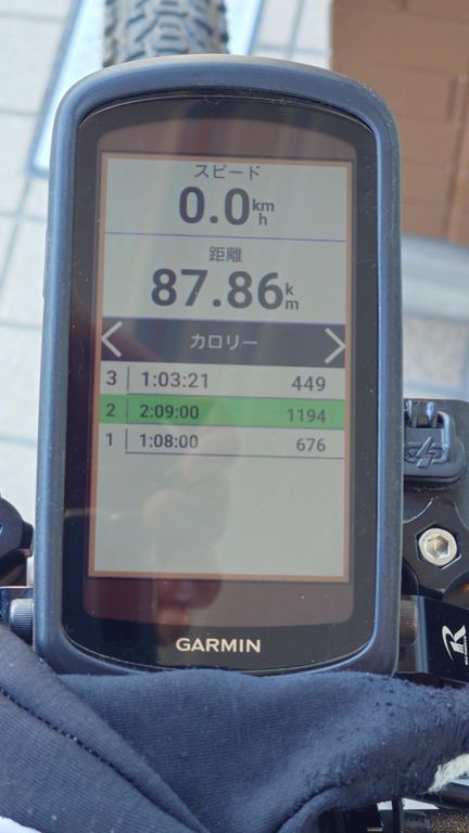 ファミマを見つけてカロリーラップを確認、シフォンケーキのカロリーはとっくに消費しきってるので、