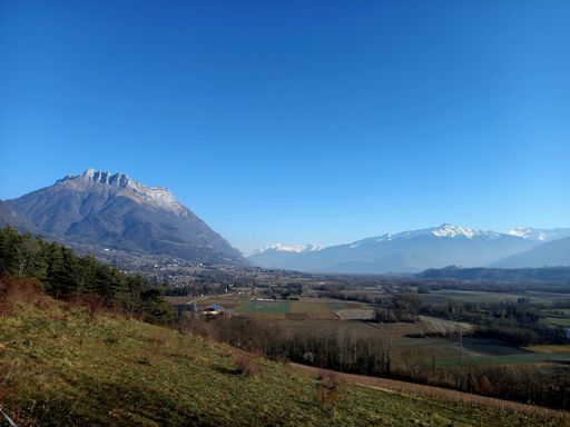 De gauche à droite : L'Arclusaz, le Mont Blanc au fond, le Grand Arc