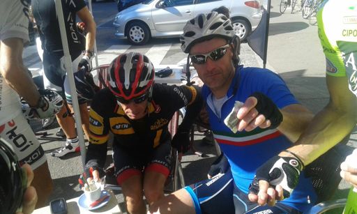 Robin me tend un billet pour que je le protège au retour faut bien  gagner sa vie