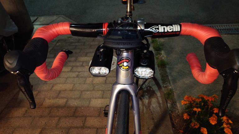 途中、いつものお店に寄って「PayPay祭までとっておいて」と頼んでおいたライト(向かって右側)を受け取る。3等当たりました!　新型、更に配光領域が広がって見やすくなった👍