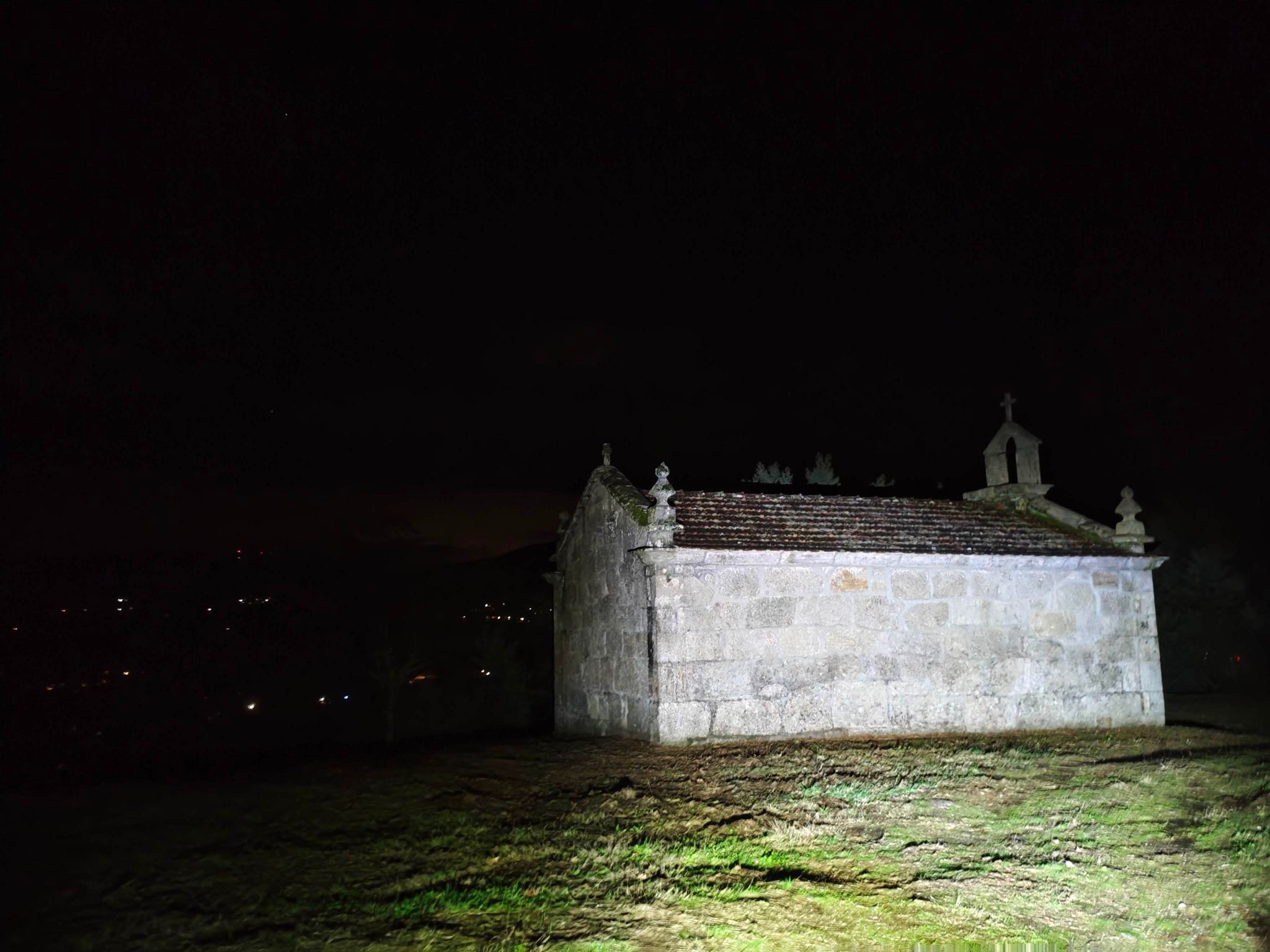 Víñenme arriba, literalmente, e fun dar á ermida de San Amaro; a ver se non o pago máis adiante...