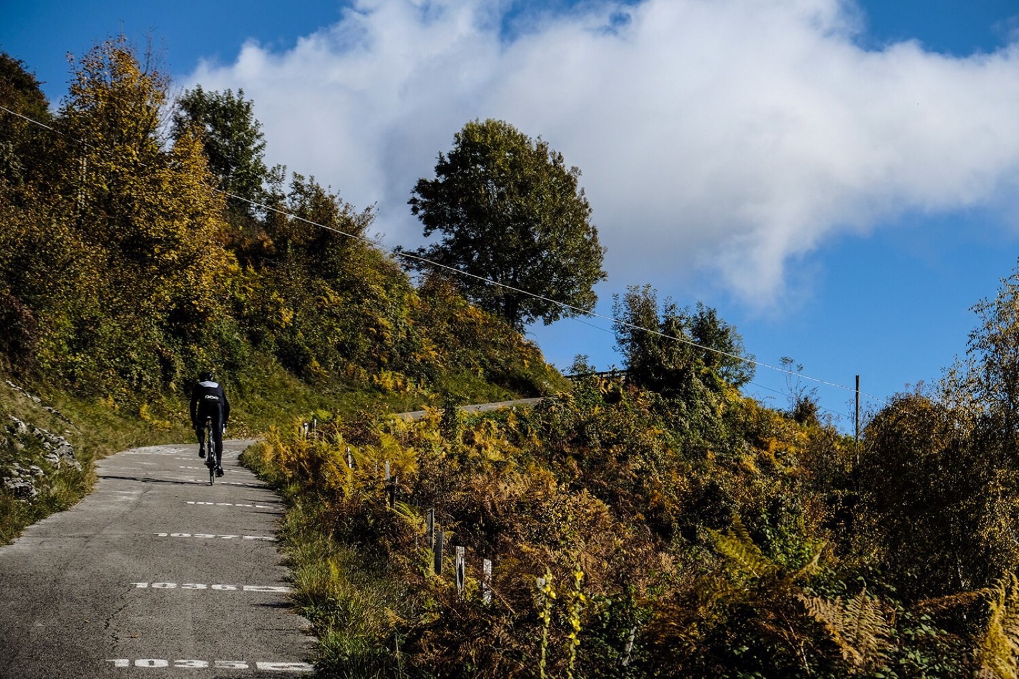 Les Classiques sont difficiles, c’est indéniable, mais si cela tient à leur longueur et à la météo ce sont surtout les côtes qui corsent l’affaire. Certaines pentes sont si raides que l’on se demande parfois si leur ascension ne relève pas des jeux du cirque plutôt que du cyclisme. Tenez, le Mur de Sormano par exemple : 2 kilomètres à 15,5% de moyenne et un passage à 27% ! Prenez votre courage à deux mains et de l’élan si c’est possible, mettez tout à gauche, respirez bien et plus tard vous pourrez dire comme Jean Rochefort dans Calmos : « L’enfer, on sait ce que sait. On peut en parler. On en revient. »