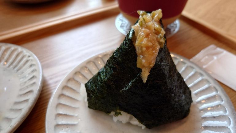 自分は味噌ネギおにぎりを注文♪ 軽くごま油の風味があって美味しかった。