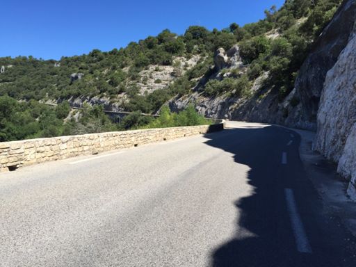 Slingerend omhoog terug richting Barjac