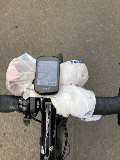 Wij presenteren u de nieuwste Rapha × Jantermans Bar Bag® (€ 127) compatibel met elke “out front mount” voor Garmin en consoorten. Waterdicht, lichtgewicht, en uitzetbaar/comprimeerbaar in functie van de lading. Hier getoond met zes sandwiches (niet meegeleverd) en nog wat repen (niet meegeleverd), en de optionele compressie-elastieken (niet meegeleverd, € 13 voor twee stuks, of gratis bij aankoop van broccoli in de supermarkt).