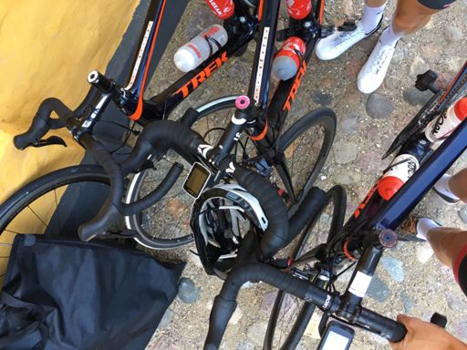 Three donuts to signal membership of "Kageklubben". 🍩