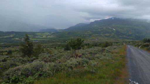 Grusklättringen upp på Slettefjell 1296 m ö h. Ovädret bakom började komma ikapp mig...