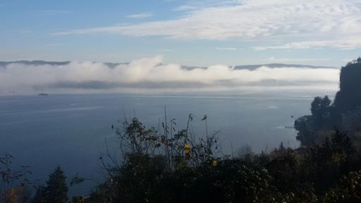 Angera avvolta dalla nebbia