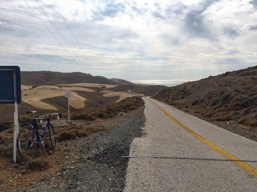 Гледката от върха, базата - зад мен. Знаци на хиляди езици НЕ СНИМАЙ!!! Кой, аз ли - неее;)