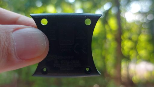 Indulás előtt szétszedtem a pulzusmérőt, hogy elemet cserélek.   Szétszedni oké volt, de utána nézem, hogy a felső két csavar simán átesik azon a lyukon.  WTF?   Nem történt pedig ezzel semmi, nem ejtettem le, semmi ilyesmi.   Ha neked van esetleg egy rossz Grmin premium jeladód, a fedelet átvenném szivesen!