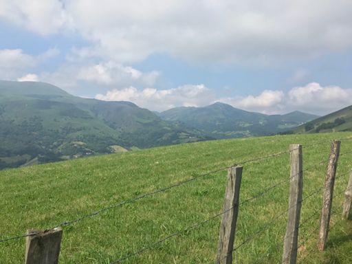 Artzamendi a gauche. On peut voir le top où il y a un observatoire