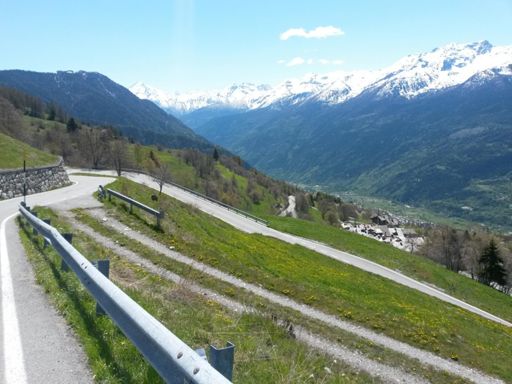 Tornanti verso Planaval di La Salle