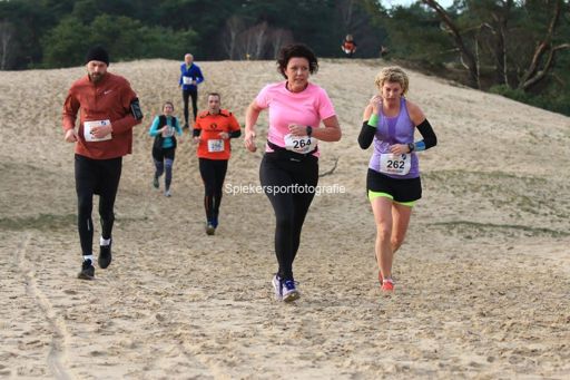 Laatste stuk tussen de 10km lopers.