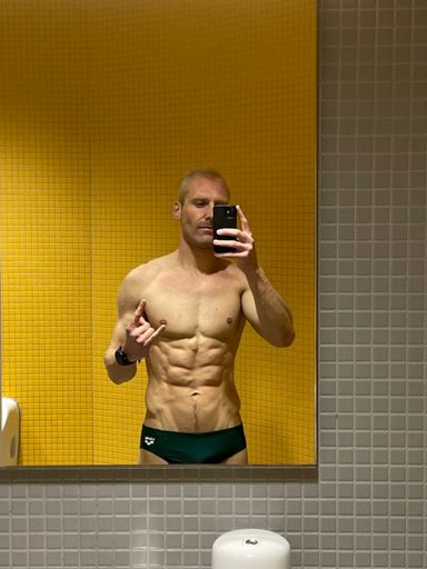 POV: a pathetic way of instantly feeling a bit more worthy... showing off your abs on social media 🤦🏼‍♂️