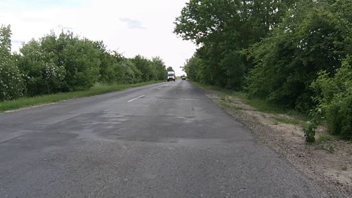 Mór után nem sokkal a körpálya keleti oldalán ilyen az út kb. végig.   Nem tükör, de ez bőven jó.