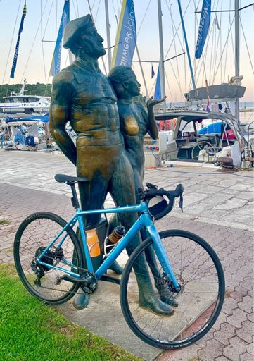 Makarska, marina, bod 0. Evidentně sáhnutí na pravý prso sochy nosí štěstí. Tak jsem jí šáhnul na to levý.