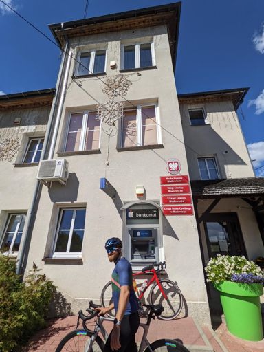 Gmina Białowieża, w kadr wszedł burmistrz. Zachęcam też do podziwiania profesjonalnie wykonanej instalacji elektrycznej na ścianie budynku.