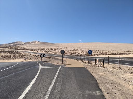 Hier beginnt der Radweg in Tarnfarbe. Ohne die Schilder leicht zu übersehen.