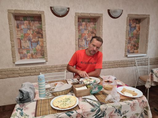 Утро субботы, 23 августа. Завтрак в кафе при гостинице "М7".