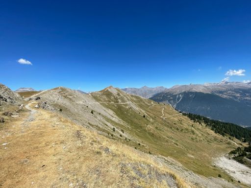 sullo spartiacque del passo, guardando a Nord