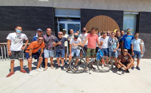 Nos divertimos  encima  y bajo de la bicicleta!!!!