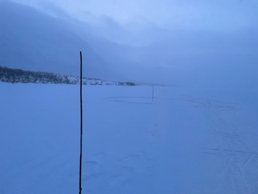 Leden över isen mot Abiskojaure-stugorna.