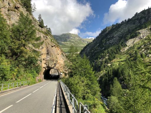 Tunneltje met de Grimselpass op de achtergrond