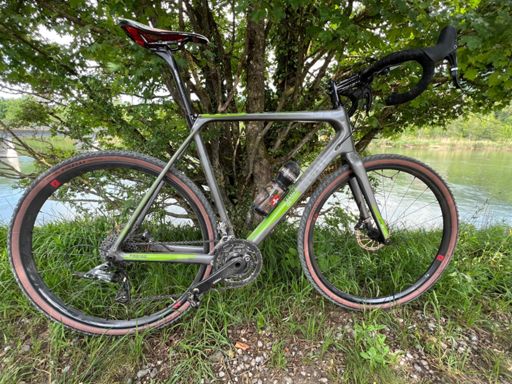 Rose Xeon mit sau-schnellen Pirelli 40er-Schlappen